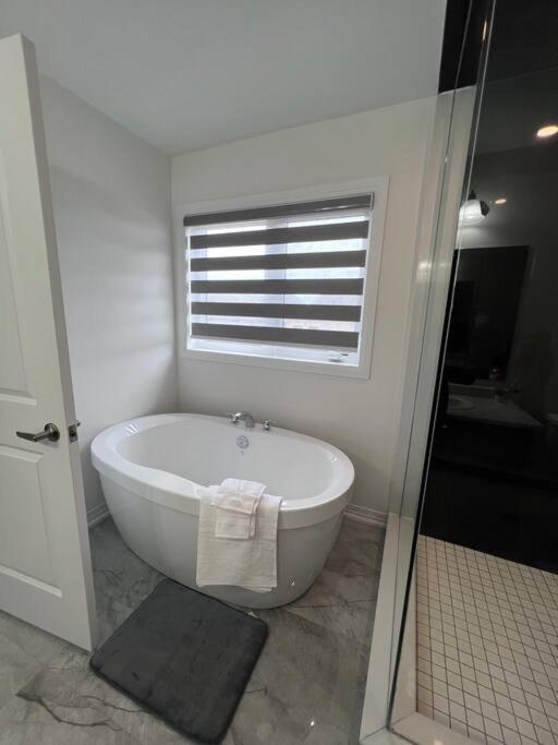 Brand New 4 Bedroom Villa By Hamilton Airport! Exterior foto