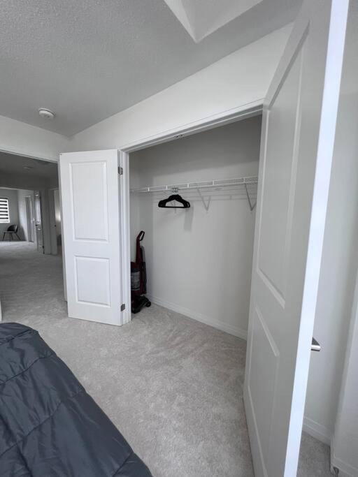 Brand New 4 Bedroom Villa By Hamilton Airport! Exterior foto