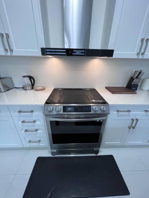 Brand New 4 Bedroom Villa By Hamilton Airport! Exterior foto