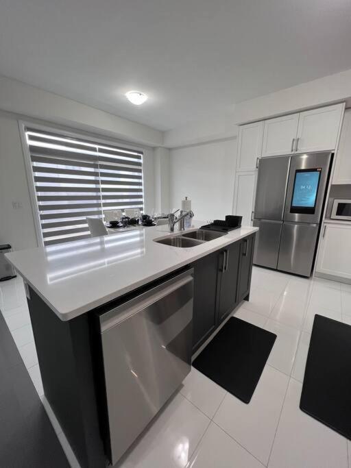 Brand New 4 Bedroom Villa By Hamilton Airport! Exterior foto