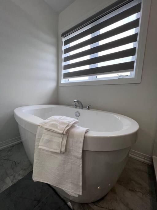 Brand New 4 Bedroom Villa By Hamilton Airport! Exterior foto
